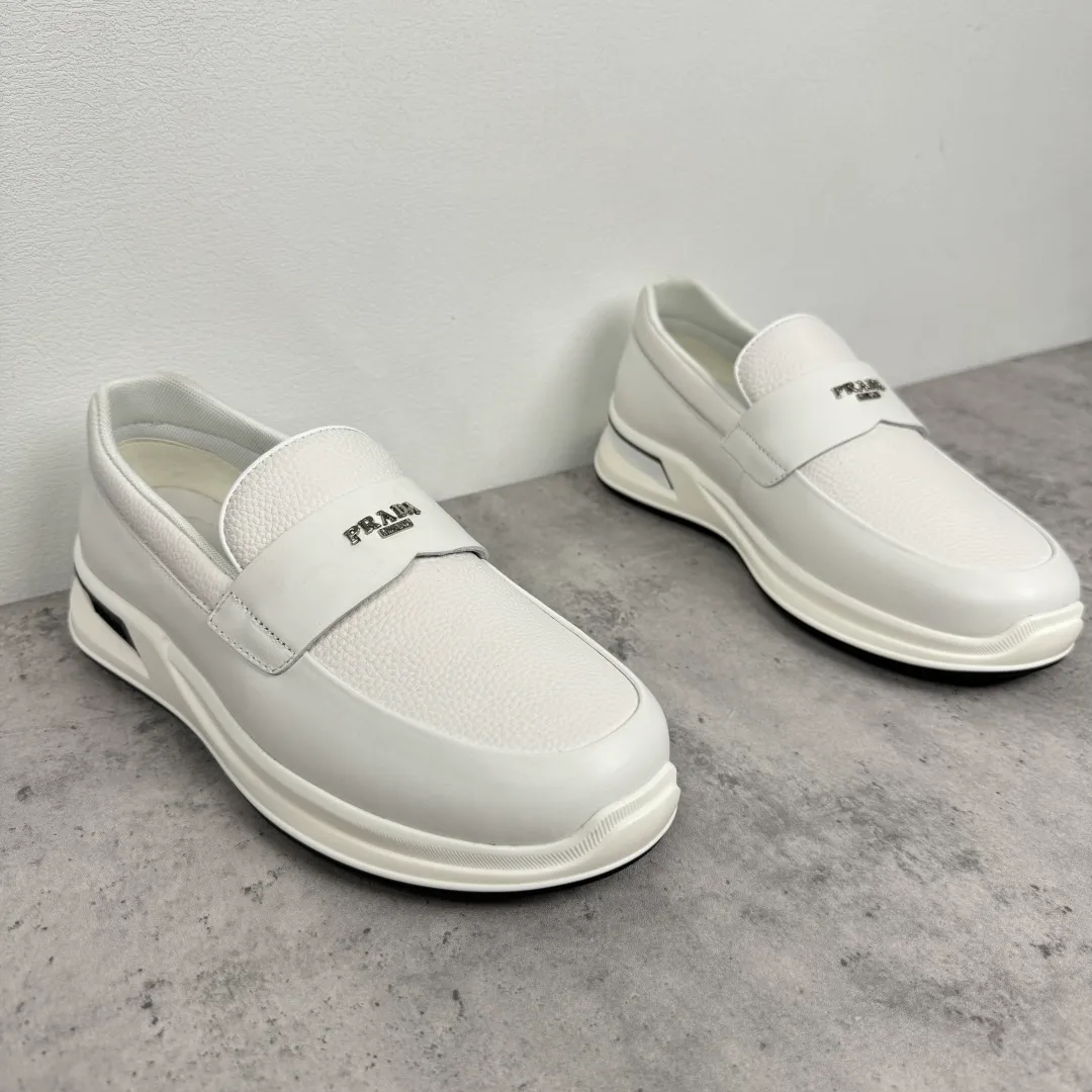 Batch 700 Prada/Prada men's matte leather thick-soled lightweight loafers! Casual fit, lightweight rubber sole slip-on driving shoes, matte calfskin wrapped around the entire upper, front body in pebbled calfskin/soft cloth, two styles available! Decorated with genuine leather buckle, front decorative details of PRADA silver letters, genuine leather feet, classic silver letter logo badge details, technical mesh lining, push-on opening and closing method, convenient and comfortable, cool and breathable! Paired with a lightweight, sporty functional thick sole, it is extremely comfortable on the feet and will not be tiring after long-term wear. It is available in multiple colors to meet different matching needs and comes with a complete package! Size: 39-40-41-42-43-44 Leather shoe size Item number: 2EE915 full leather